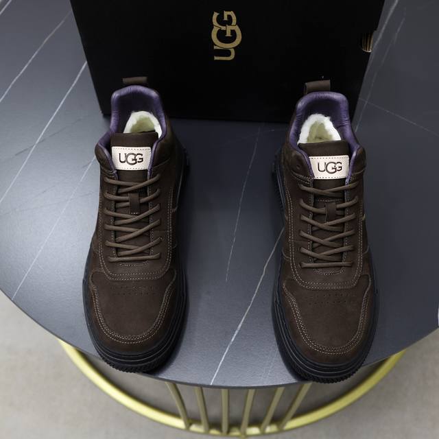 澳洲进口加厚羊毛 品牌：UGG正品代购 尺码：38-44 等级： 官网1:1 材料： 头层真皮防水防冻鞋面 真毛内里 原版防滑 柔软 耐磨大底 款式类别：男士休