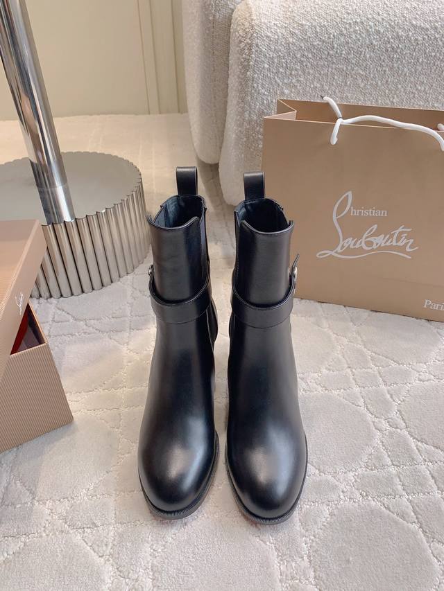 出厂价 Christian Loubouti*新款高跟粗跟短靴 上脚超级显瘦 秋冬百搭神器 好穿不累脚 鞋面牛皮 羊京 内里垫脚羊皮 意大利真皮大底 跟高7.5