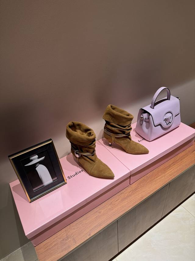 Isbel marant24秋冬新品 秀款铆钉牛仔西部靴 一眼就心动的铆钉靴 来自小众品牌伊莎贝尔 穿着超级舒服 封神款 这个秋冬必备的单品 慵懒风的感觉真的随