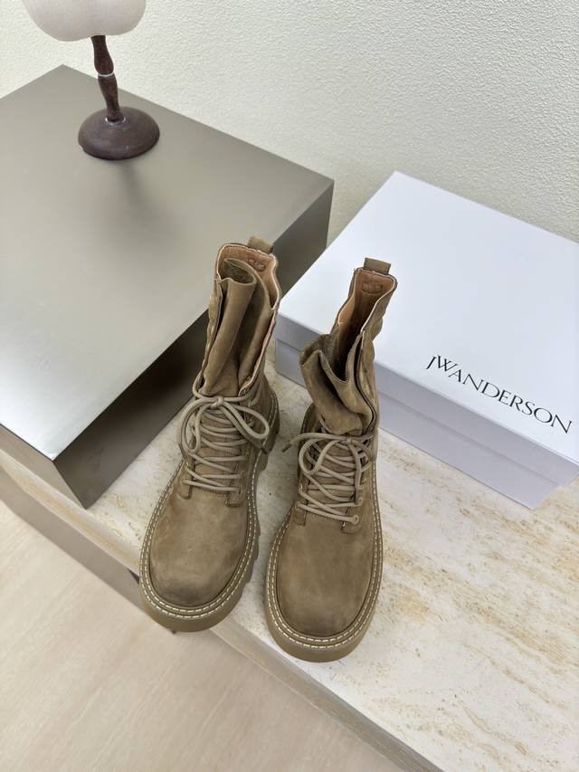 登山靴 J W 设计师品牌 女鞋 头层磨砂 牛皮 真皮包跟 档次满满 杏色 登山系列 防滑大底设计 有着若隐若现的魅力。 元素的加入为精致的鞋体注入更多反叛和力