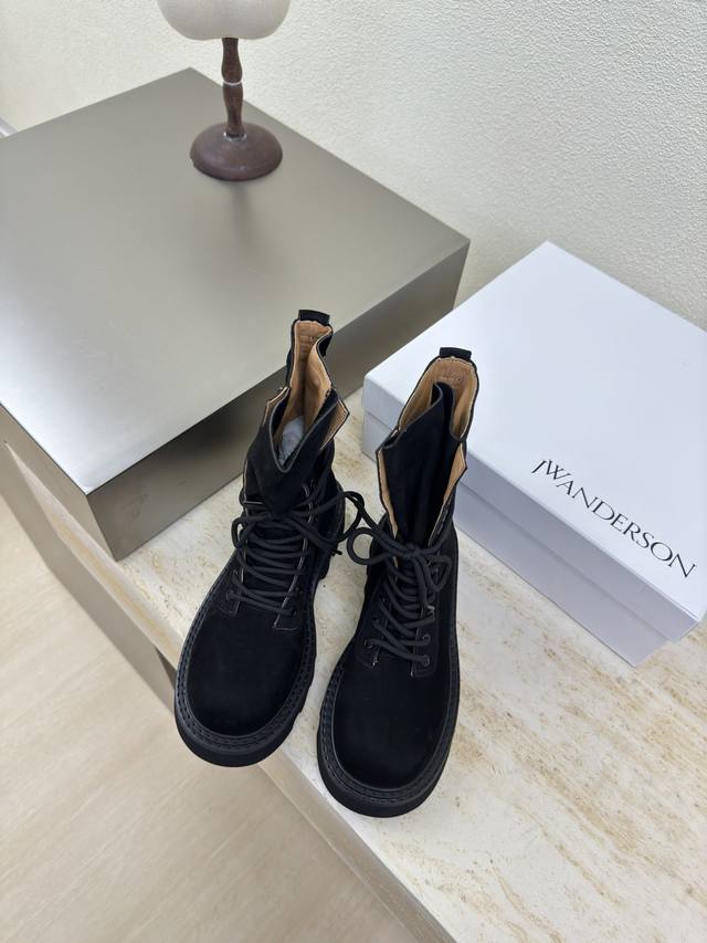 登山靴 J W 设计师品牌 女鞋 头层磨砂 牛皮 真皮包跟 档次满满 黑色登山系列 防滑大底设计 有着若隐若现的魅力。 元素的加入为精致的鞋体注入更多反叛和力量