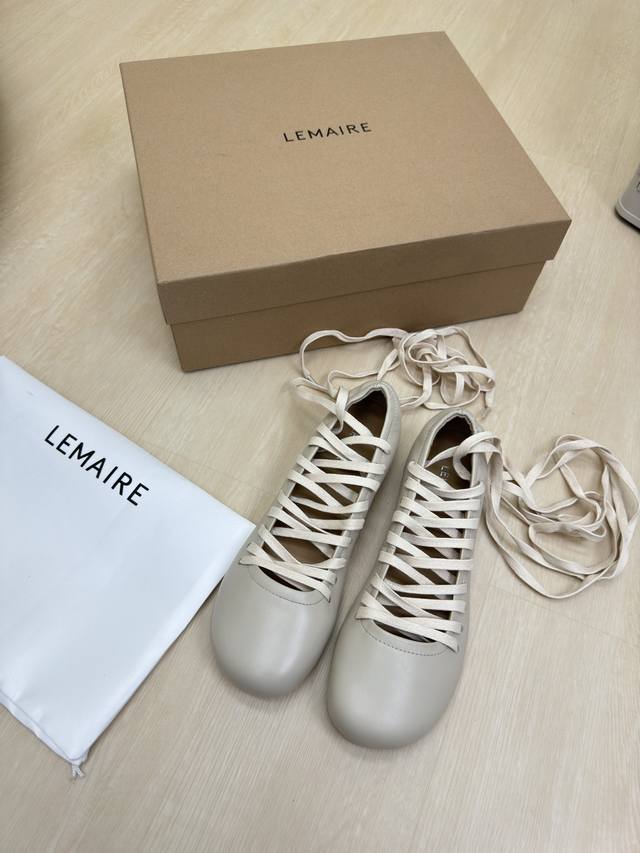 平底 绑带单鞋 两穿 Lemaire 来自法国巴黎 设计师品牌 女鞋 头层牛皮 真皮包跟 档次满满 杏色 绑带设计 将肌肤分割成块面，有着若隐若现的魅力。 弹力