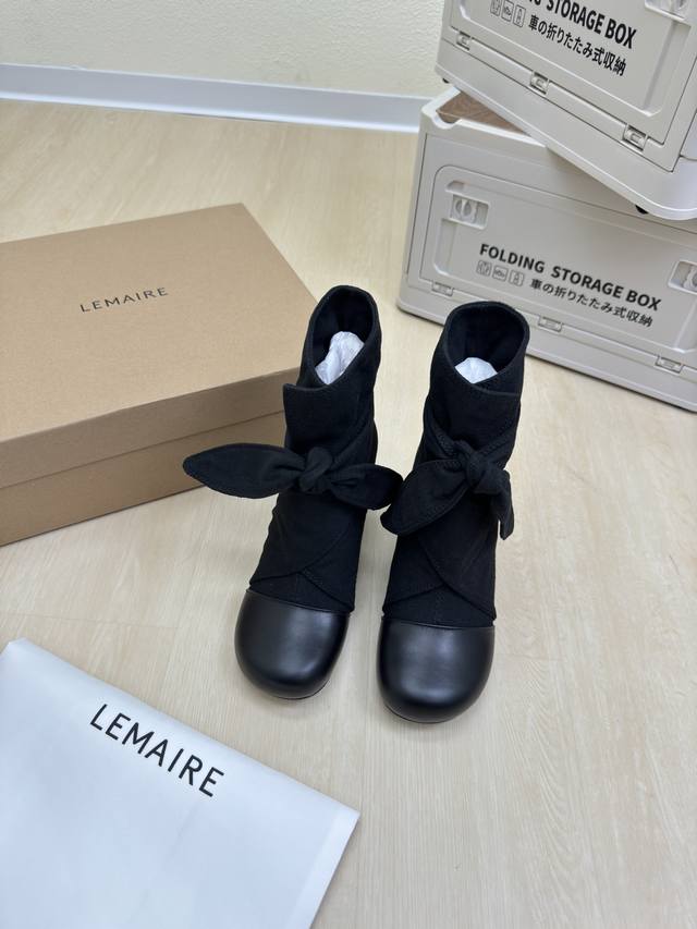 蝴蝶结系列 靴子 Lemaire 来自法国巴黎 设计师品牌 女鞋 原版 帆布系列 真皮包跟 档次满满 黑色 可爱 大圆头设计 延伸。 将肌肤分割成块面，有着若隐