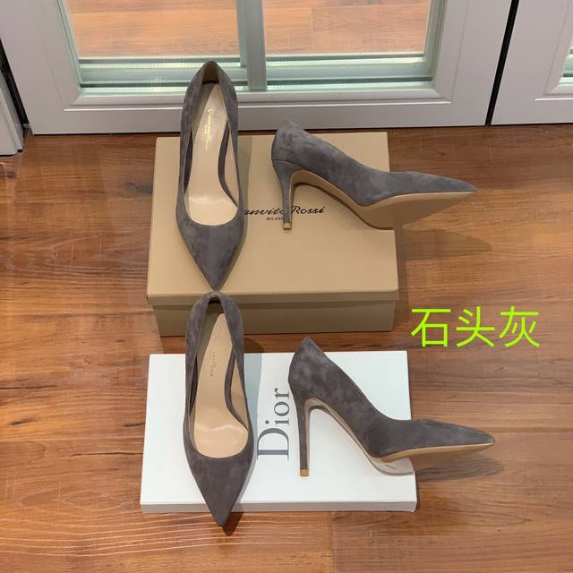 Gianvit* Ross* 经典单鞋。这款鞋一看都觉得女人味十足。喜欢细高跟的宝贝们有福利了。完美驾驭永不过时的款。 材质：1进口羊猄2漆皮3羊皮。羊皮内里及