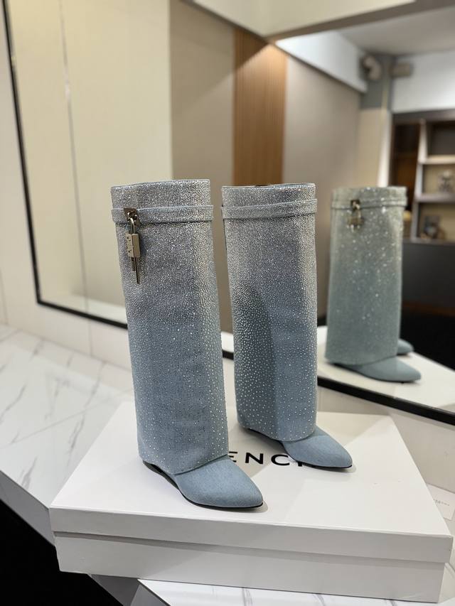 专柜正品级定制版本 GIVENCHY0 新款小奥钻高跟长靴，市面最高版本 纪梵希 锁扣 满钻四万多颗 风靡整个时尚圈 原版开发鞋型超级正 最高还原度鞋型 包裹性