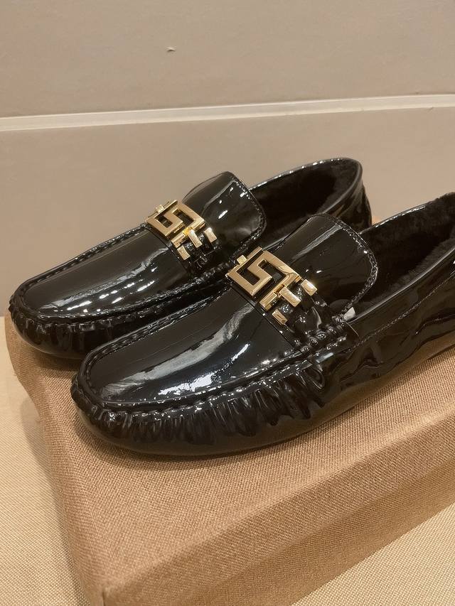 真绵羊毛内里，这个冬季不再冷 范思哲官方首发，新款，意大利冬季男士必备潮流豆豆鞋，官方1：1原版复刻！鞋面进口头层牛漆皮，真绵羊毛内里、原版橡胶大底，防滑耐磨，