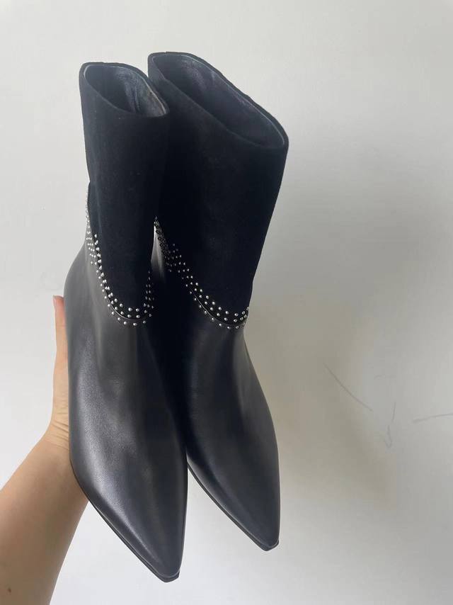 JIMMY CHOO CECE ANKLE BOOT 90系列踝靴，小牛皮加丝绒绒面革材质，将经典马术靴廓形时尚升级，彰显别样魅力。图案饰优雅阔跟，时尚尖头造型
