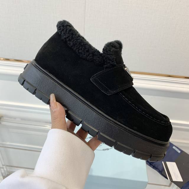 出 Prada 秋冬新款羊毛乐福鞋 复古休闲运动鞋再次升级 鞋舌新增品牌Logo三角形装饰设计 立体有质感 原版1:1开发 普拉达这款休闲小布鞋特别的耐看 面料