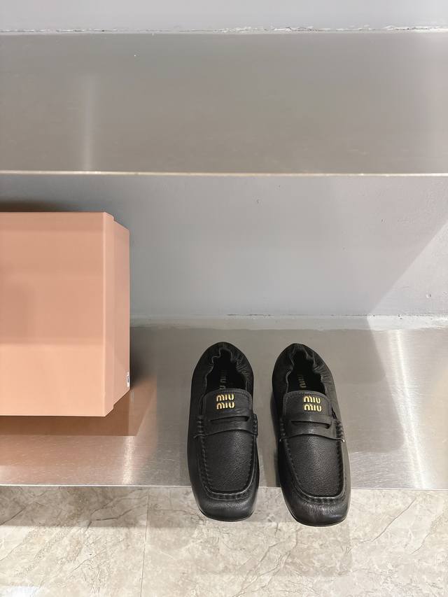 平底 MiuMiu谬谬2024秋季新款乐福鞋 原版 1：1开发，各大明星 网红的热爱款 ，亲肤柔软秋季必备款 鞋面简约设计性感 面料完全对版的柔软小牛皮 内里垫