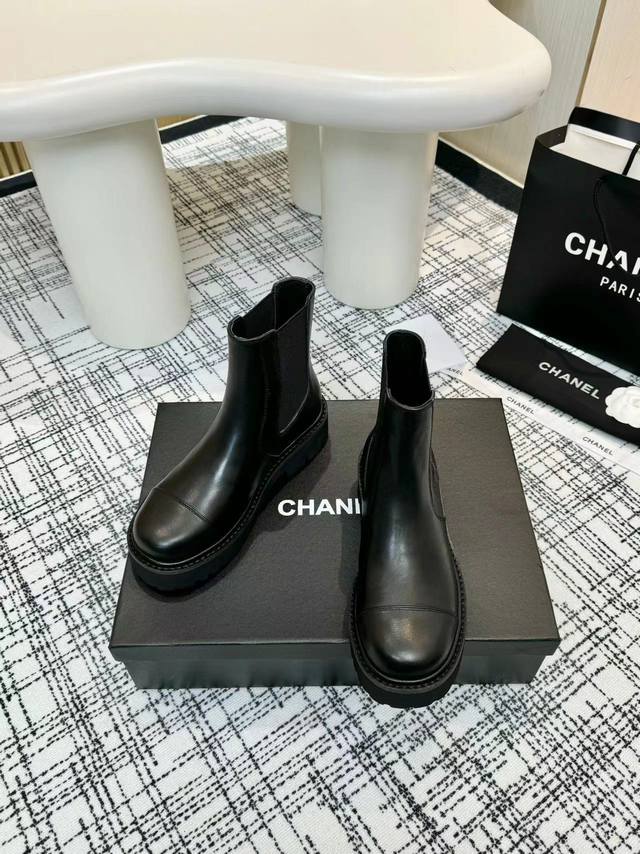矮 高360顶级版本 Chanel香奈儿 2024专柜顶级厚底骑士靴 这款经典设计；不平凡的拥入了多种配色元素 多元化混搭非常好看百搭，上脚非常轻巧 舒适超级秀