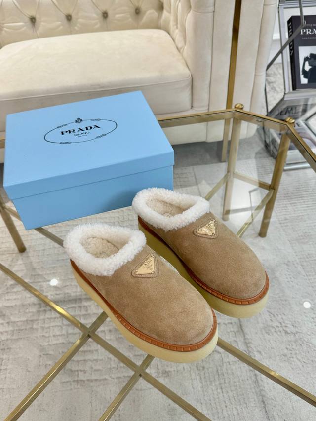 Prada 普拉达 24秋冬最新款雪地靴！羊毛领口上下呼应设计！勾勒出普拉达品牌logo 凸显高端大气 ！采用澳洲进口羊皮毛内里，冬季保暖效果超赞 面料：进口二