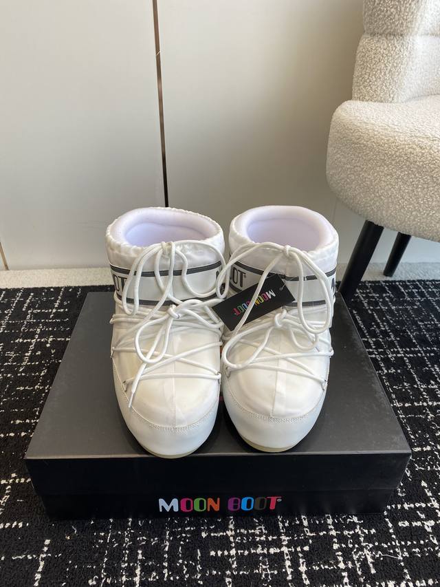 男女款 Moon Bootvs秋冬最新款雪地靴系列 丑萌雪地短靴 忘了UGG吧，时髦人都在穿Moon Boot雪地靴 如果你难以接受UGG的复兴 那现在有一款更