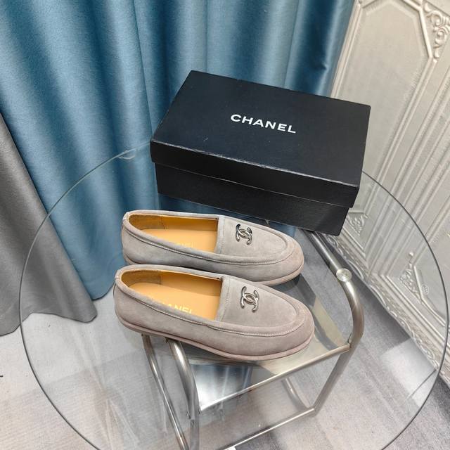 Chanel 24K秋冬新款乐福鞋 新款双C经典 上脚很舒服诶 美拉德棕色还是很适合秋冬的～ 鞋面麂皮 牛皮 内里羊皮 真皮大底 Size:35-39 其他码数