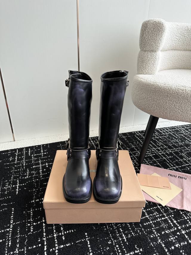 经典爆款 Miu Miu 经典走秀早秋机车靴 粗跟皮带扣复古机车西部靴子系列 夏天都可以穿的靴子来了 王炸款 整体设计透露着波希米兰的随性和洒脱 极具特色的缠绕