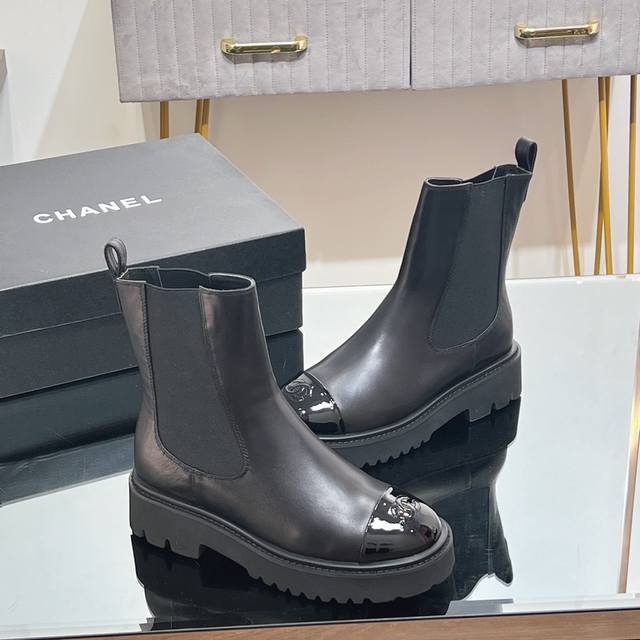 高版本 CHANEL 香奈儿秋冬新款短靴 厚底马丁靴 机车靴，切尔西一脚蹬短靴 买原版到开发出货 历时两个月 精心一比一制造 靴口选用一比一弹力松紧设计，穿脱方