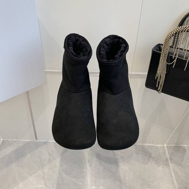 出厂价 ￥Loewe罗意威24秋冬最新款皮毛一体雪地靴 超级可爱的雪地靴 太萌了 秋冬必备雪地靴 忘了UGG吧 ins博主以及明星网红都在穿 保暖又轻盈又软乎乎