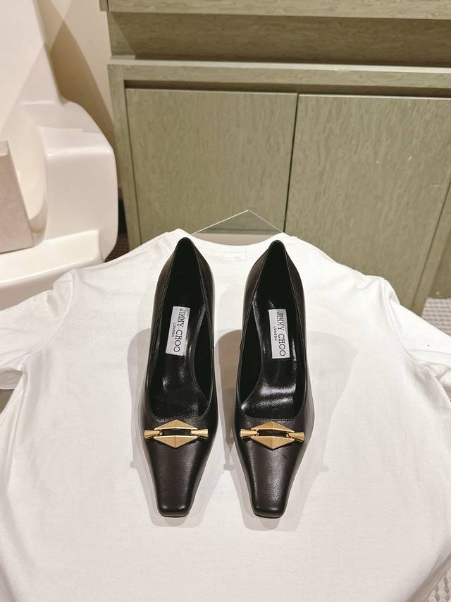 Jimmy Choo 小羊皮单鞋上新 超赞周仰杰24春夏系列 重逢惊艳 优雅邂逅 碰撞之美 时尚国外博主同款街拍推荐 造型大胆别致满分街拍 小羊皮鞋面 搭配真皮