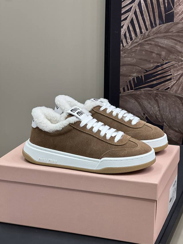 顶级品质 miu fw24 new arrival～ miu24秋冬羊毛运动鞋新品 小牛皮鞋面，皮毛一体内里 脚感满分 size 35-41