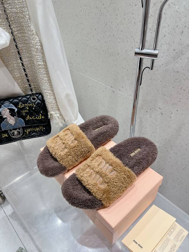 出厂 MiuMiu缪缪 miu家2024秋冬新品 专柜最新爆款毛毛拖鞋系列 火爆毛毛款拖鞋 今年主推款 上脚精致小巧，百搭好看，舒适又优雅，时尚 简约高级 随意