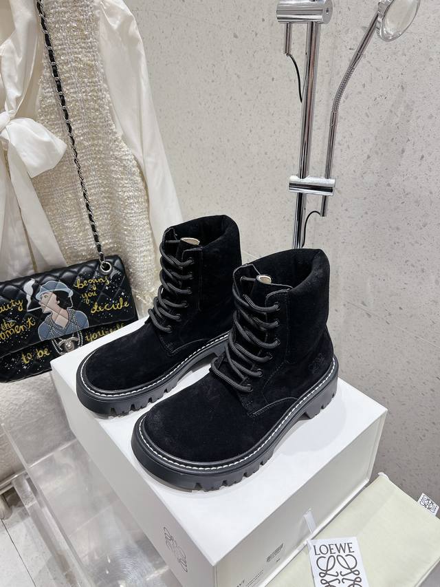 出厂 LOEWE 罗意威 24ss 秋冬新款 娃娃头 绑带马丁靴 简约大气时髦 耐看不过时 是时尚圈永不退潮的经典所在 复古的英伦风格 让你穿出不一样的气质.对