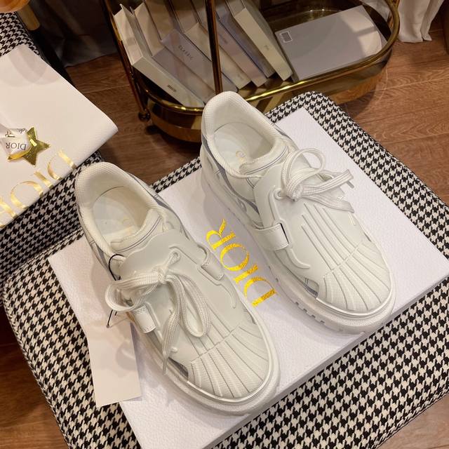 升级专柜最新版本，最新鞋型 Dior 迪奥全新顶级版本，原版1:1定制做工精细区别市场普通版本 全新复古贝壳头风向标 简约百搭，专业试脚，上脚舒适度 原版牛皮鞋