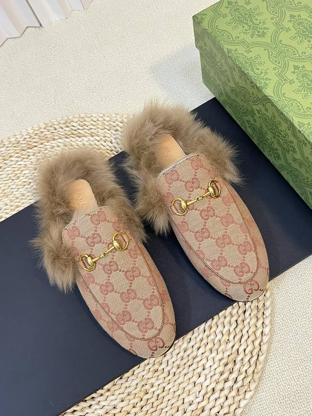 全新升级顶级版本 GUCCI 系列2024专柜最新色来了～托斯卡纳羊毛拖 细节面料采用原版材质 经典时尚托斯卡纳羊毛 毛拖系列 3D打印皮面 原版羊羔毛鞋面 原