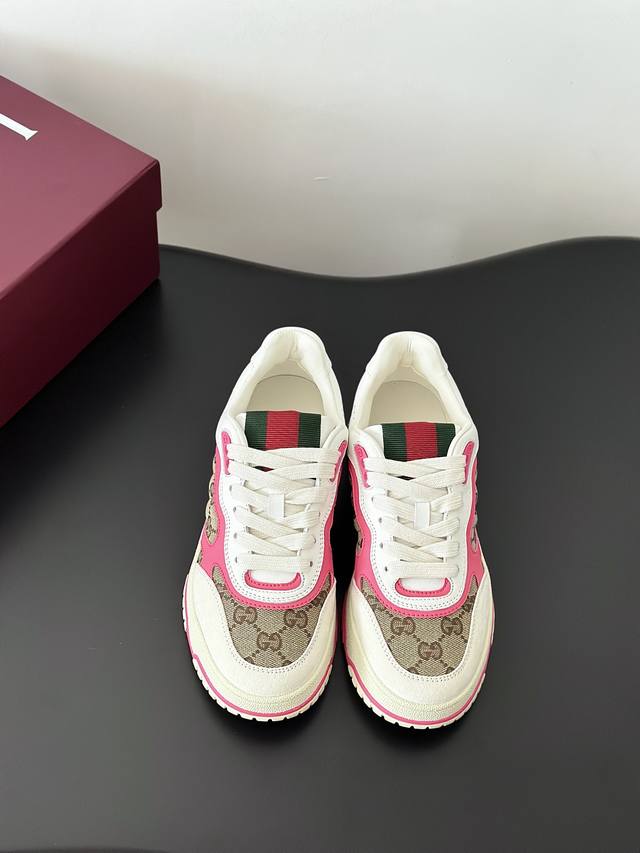 高品质 Gucc*Re-Web24年春夏新款情侣款小白鞋 鞋面采用进口环保牛皮 搭配经典的老花面料 配上亮眼的红绿织带鞋舌，内里牛皮 原版开模TPU双色大底 S