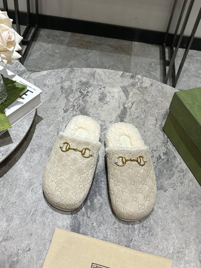 Gucc*i古奇马衔扣压花包头毛里半拖 毛拖 秋冬新款羊毛女式带夹木鞋，美丽奴羊毛拖鞋 最新系列以基本廓形和标志性细节为特色。这款女式套穿鞋采用品牌代表材质 G