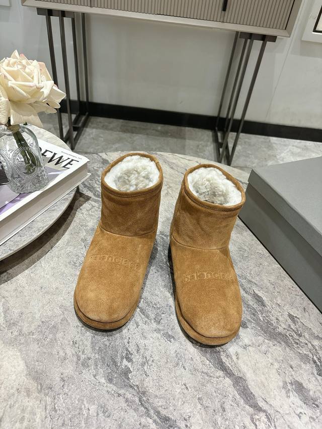 BALENCIAGA 巴黎世家 秋冬新款 勃肯毛拖.雪地靴 勃肯毛拖24秋冬秀款 脚感很舒服，原版麂皮面料随便简便穿搭 羊毛里 超级暖和 balenciaga正