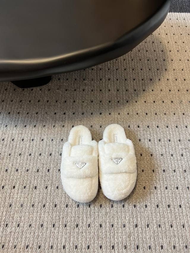 普拉达 prad*23秋冬毛毛半包拖鞋系列 对原版工艺 每个款式，颜色都很赞！！集舒适 可爱 时尚 高雅 百搭 ，羊毛舒适柔软，唤醒秋冬暖意。让您从早到晚舒适踱