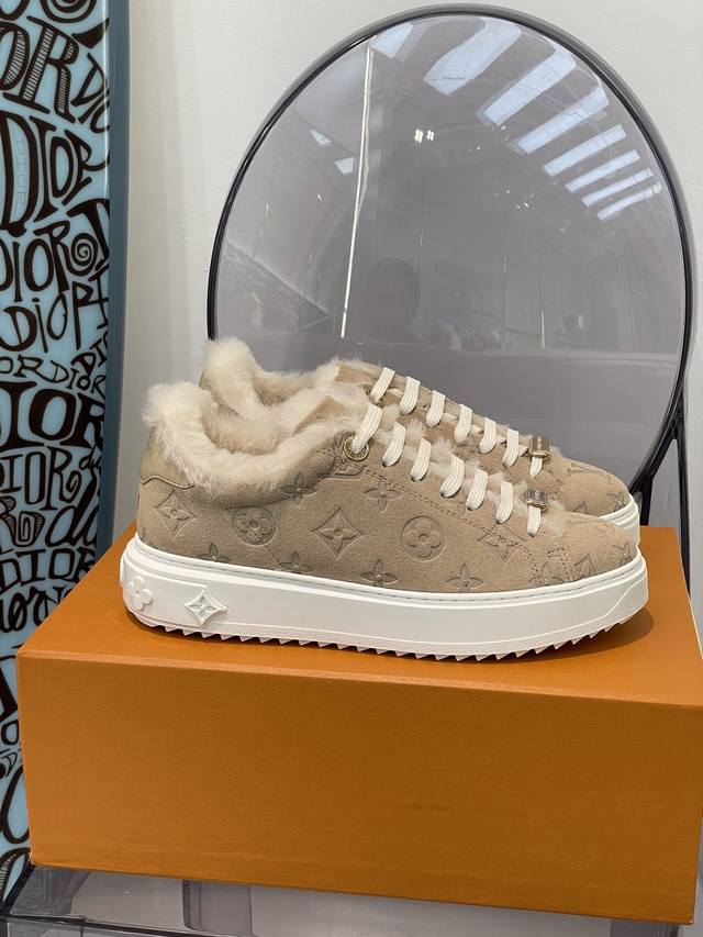 Lv fw24 new arrival～ lv2024秋冬厚底运动鞋新品 经典麂皮面厚底运动鞋搭配羔羊毛元素， 牛反绒皮压印老花logo，清晰立体 辨识度 这真