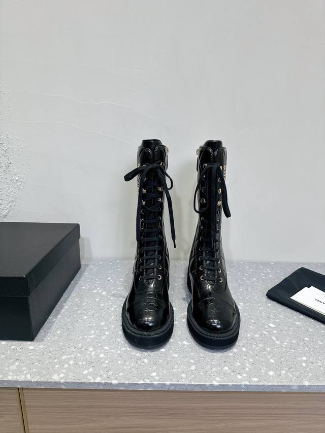 CHANEL 小香经典秋冬巴双C菱格字母粗跟 中筒靴 一般碰到这个类型的靴子可以多入哦～ 具有名媛气质 又带着一丝不经意的小复古 小小圆头拼接设计 弧度把控的非