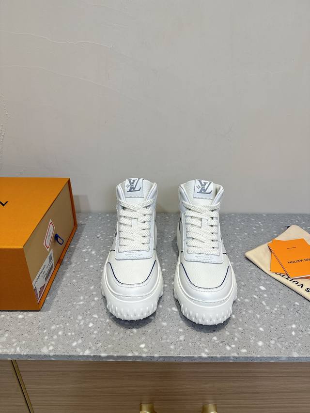限男款 LV路易威登L家 驴牌 SPACE LANDER系列 牛仔 丹宁布 厚底 休闲 运动鞋 本款 LV Space Lander 便鞋出自 2024 早秋系