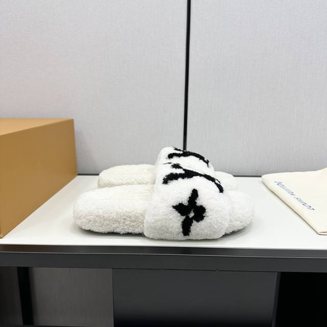 高端品质 L.第二代毛拖 今年秋冬最火羊毛拖、爆款来袭、现货发售 顶级 品质、完美细节、市场最高版本、你值 拥 原版高密度防滑加厚发泡大底 区别老款橡胶大底 真