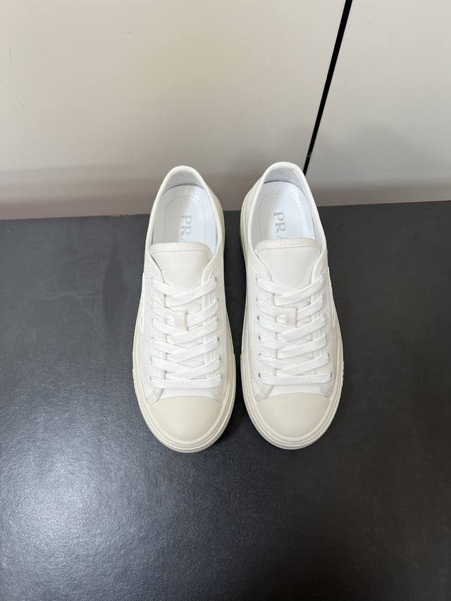 Prada 普拉达24ss秋冬厚底球鞋 帆布鞋 科技帆布最新黑科技 相隔几年Prada又给我们带来好看的饼干鞋了 时髦精绝对不能错过的必入款，没有任何繁杂装饰，