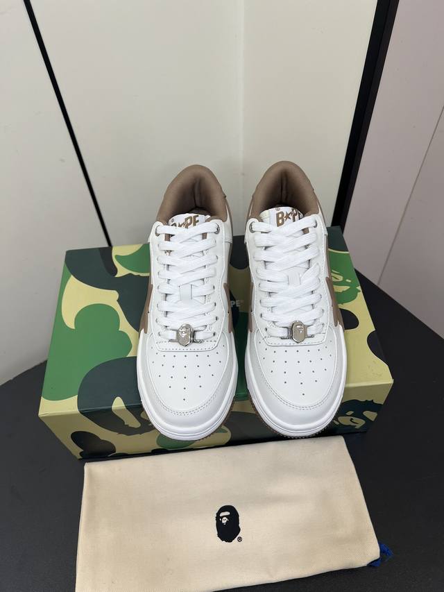 BATHING APE vs 最新爆款休闲板鞋系列 A BATHING APE 各大明星 博主同款 诞生于1993年的 A BATHING APE近期在球鞋领域