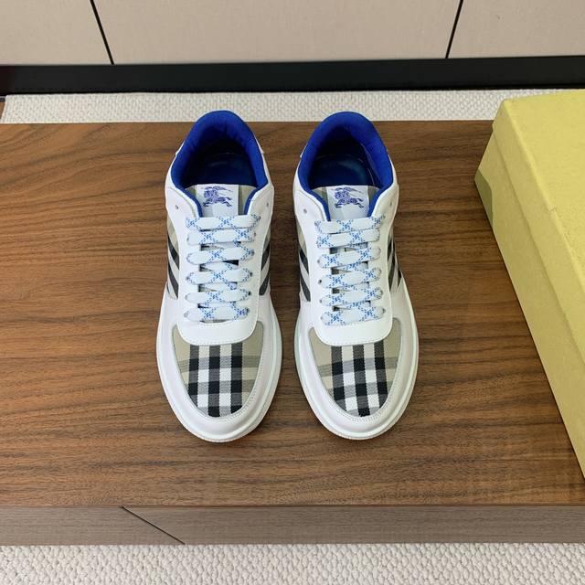 Burber*y 格纹休闲运动鞋。选用棉质混纺面料打造。于意大利工坊匠制而成，以鲜明品牌风格诠释衣橱必备款式。鞋面纹棉材质、牛皮。羊皮垫脚。原版大底。 码数：3