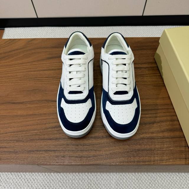 BRUNELL* CUCINELL* 男款休闲鞋。简约时尚。鞋面牛皮、牛反绒。羊皮内里，高密度弹力乳胶 可拆卸独立高弹力乳胶鞋垫 原版大底。 码数：39-46