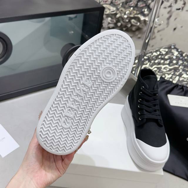 CELINE 热卖价 Celine 赛琳秋冬新款厚底帆布鞋~~ celine轻奢风格厚底高帮帆布鞋简单舒服干净最近真的中了Celine毒这季每一款都好看爱死了√