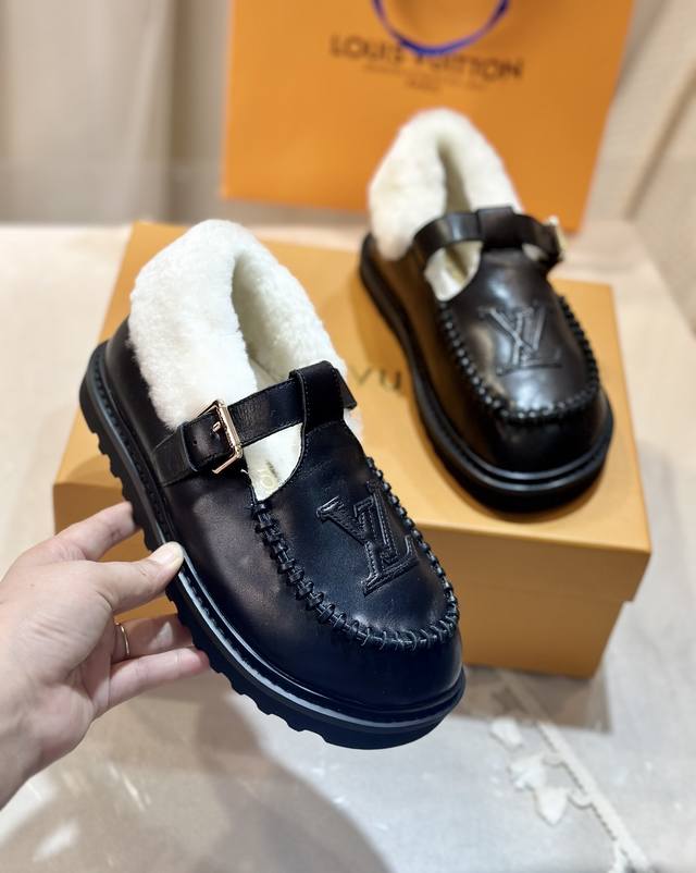毛里版本 路易威登lv louis vuott on fw24 new arrival～秋冬最新款毛毛拖鞋～ 这双毛拖也是好好看！皮质的就是非常高级呀！！搭配秋