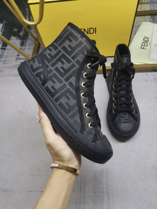 最新火爆款 FENDI Domino老花帆布鞋休闲运动鞋-全新必备款型！Domino帆布运动鞋成为深受喜爱的一款鞋履，对于想打造简约且具有FENDI特色造型的人