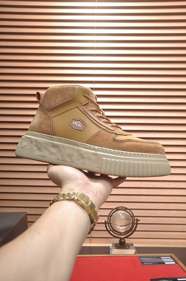 UGG 全羊毛内里 顶级高端品质皮毛一体保暖雪地靴来自澳洲温暖奢侈品牌男鞋，UGG-5877官网同步、采用进口牛皮制作，精心缝制而成..进口橡胶发泡大底 舒适、