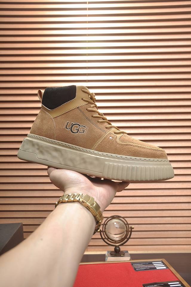UGG 全羊毛内里 顶级高端品质皮毛一体保暖雪地靴来自澳洲温暖奢侈品牌男鞋，UGG-5877官网同步、采用进口牛皮制作，精心缝制而成..进口橡胶发泡大底 舒适、