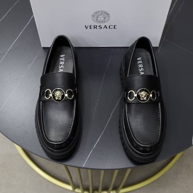 品牌：VERSACE 范思哲 标准码：男码38-44 45定做 等级：原单品质 材料：原版牛皮 牛皮内里 耐磨轻便柔软大底 款式类别：男士时尚套脚 商务休闲皮鞋