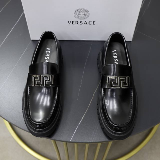 品牌：VERSACE 范思哲 标准码：男码38-44 45定做 等级：原单品质 材料：原版牛皮 牛皮内里 耐磨轻便柔软大底 款式类别：男士时尚套脚 商务休闲皮鞋