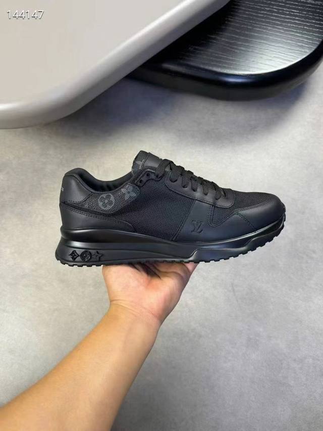 码数38-45 新品 Loui*V ～ Run Away 高端男士休闲 运动鞋！ 采用拼接 Epi 牛皮革和 Monogram 压纹粒面牛皮革，再现传统跑鞋的灵