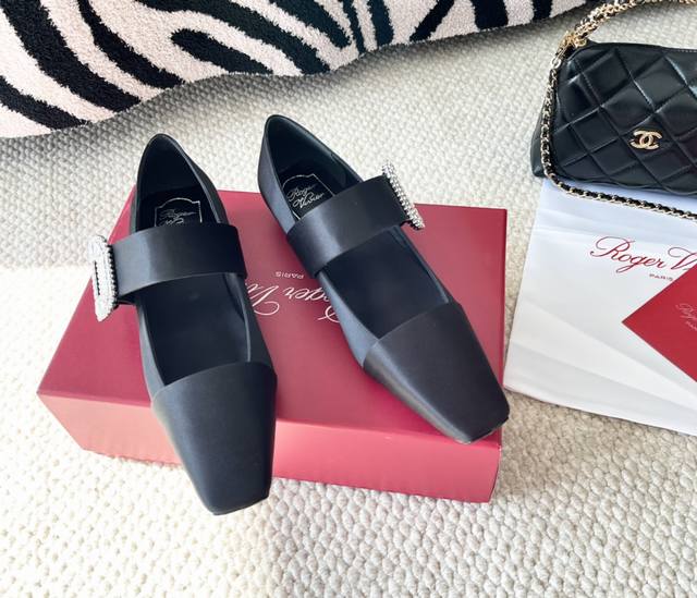 Roger vivier RV2024年新款水晶钻扣芭蕾舞平底单鞋 鞋面:真丝 内里:羊皮 大底:牛皮大底 正码:35-39订做34.40.41
