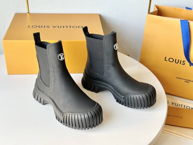 L驴家 fw22 new arrival～ ruby 短靴新品，爆款，哈哈新款的靴靴非常特别，平底靴在硬朗和柔美之间激发潮流魅力，可可爱爱大头鞋！ 甄选进口丝绸