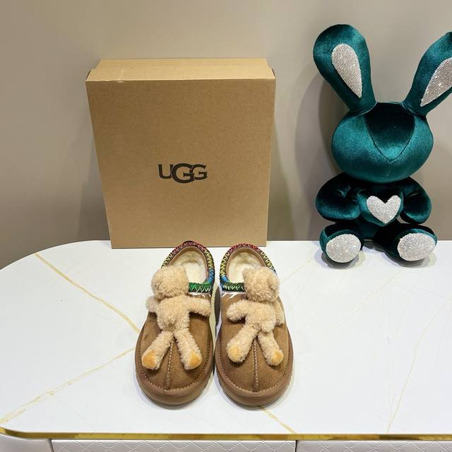 ，UGG 棉拖小熊 雪地靴 俏皮可爱的百变造型， 美国轻奢品牌UGG 平底系列冬季羊毛一体雪地休闲保暖毛毛家居包头棉拖鞋。官方同步包装 检验标 材料采用原厂防