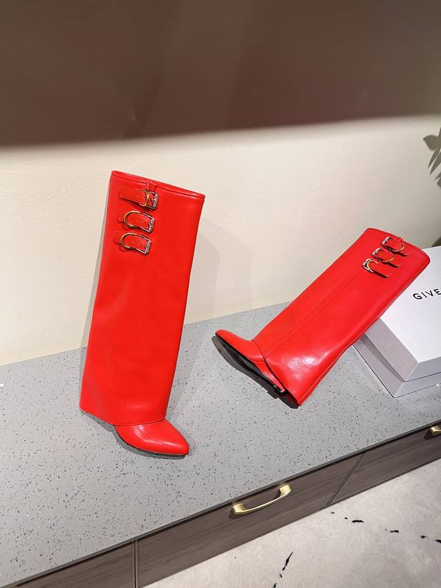 GIVENCHY纪梵希新款金属扣长靴 风靡时尚圈的裤腿靴，非纪梵希莫属 经典版型一再升级 原版1:1开发，腿部饰有皮革束带 搭配金属扣侧面饰有银色和金色饰面 不